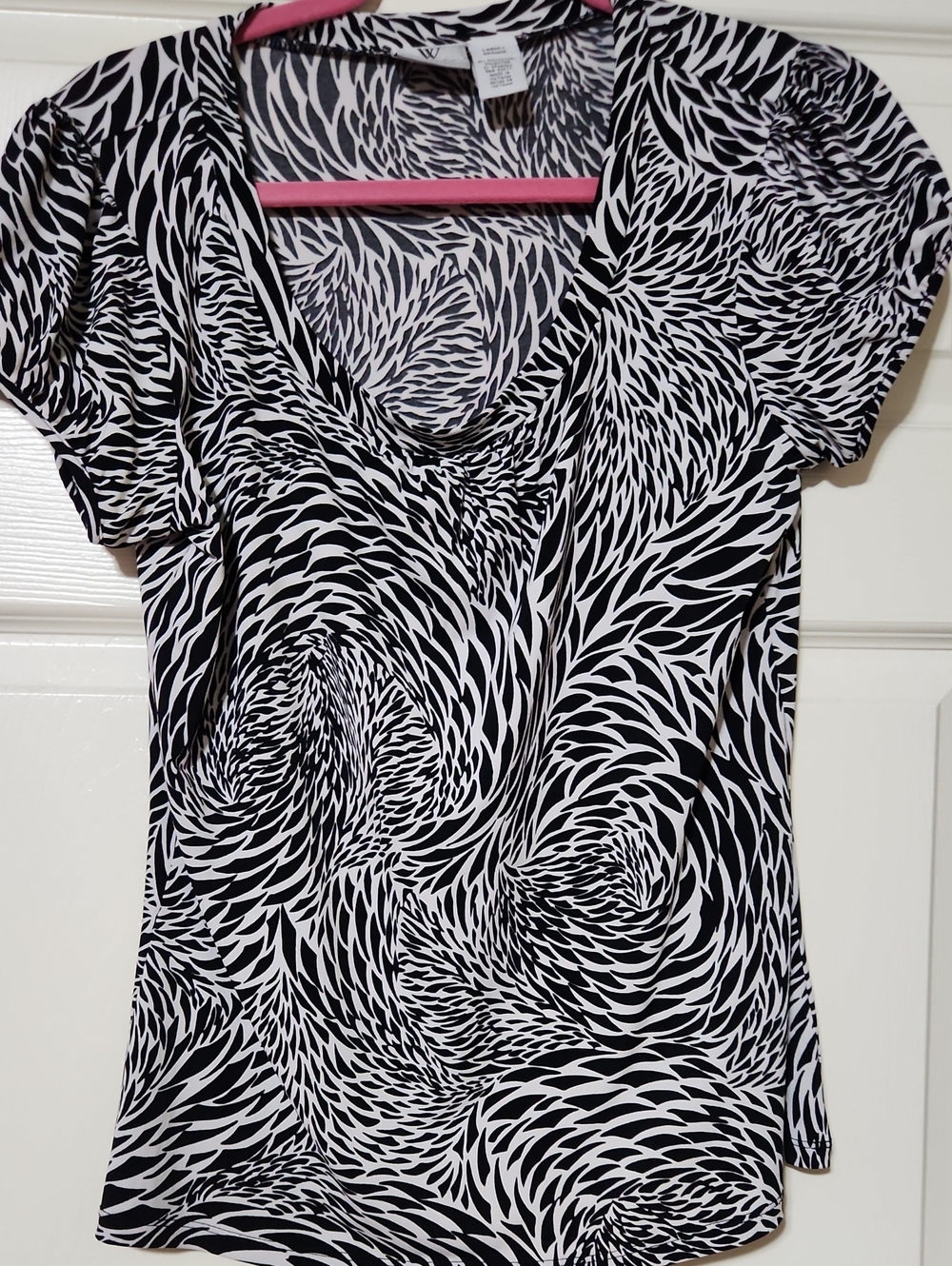 Worthington Black and White Swirl Short Sleeve Tee